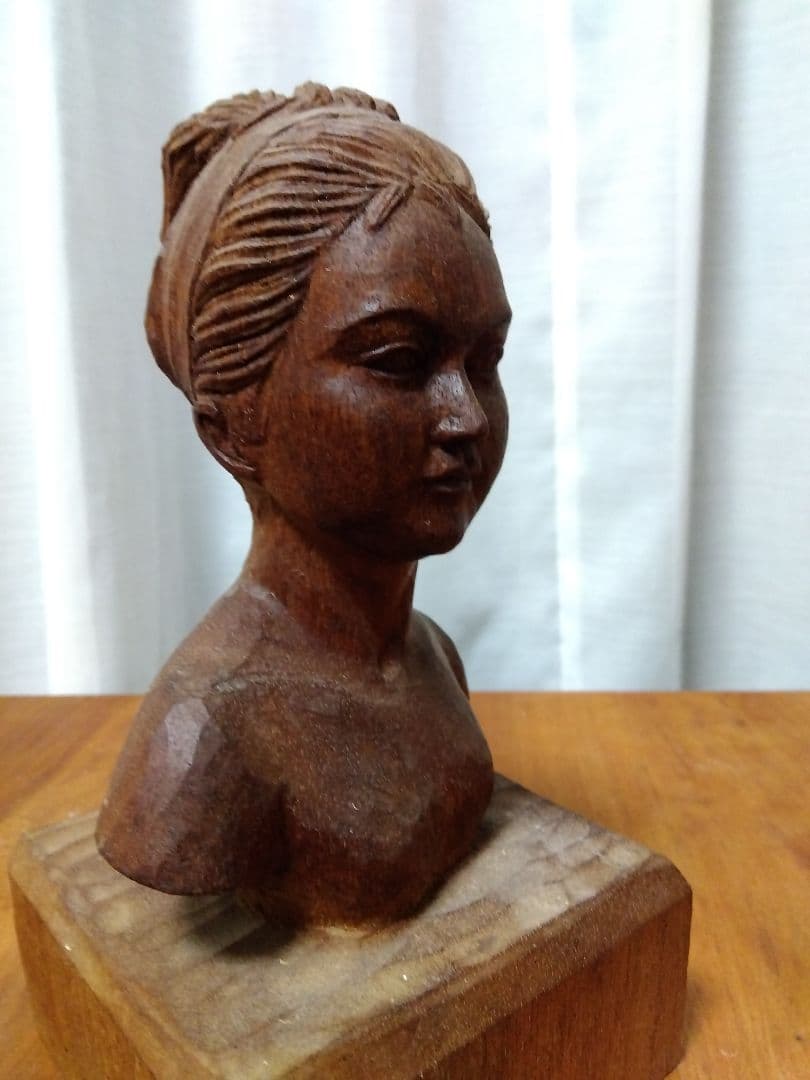 木製女性胸像彫刻