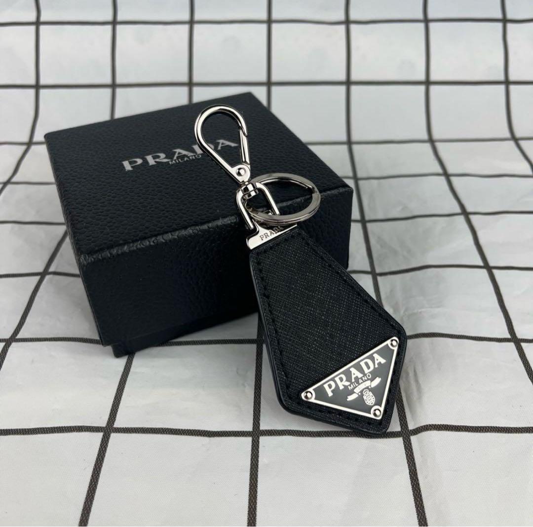 プラダ 三角ロゴ キーホルダー キーリング サフィアーノ レザー