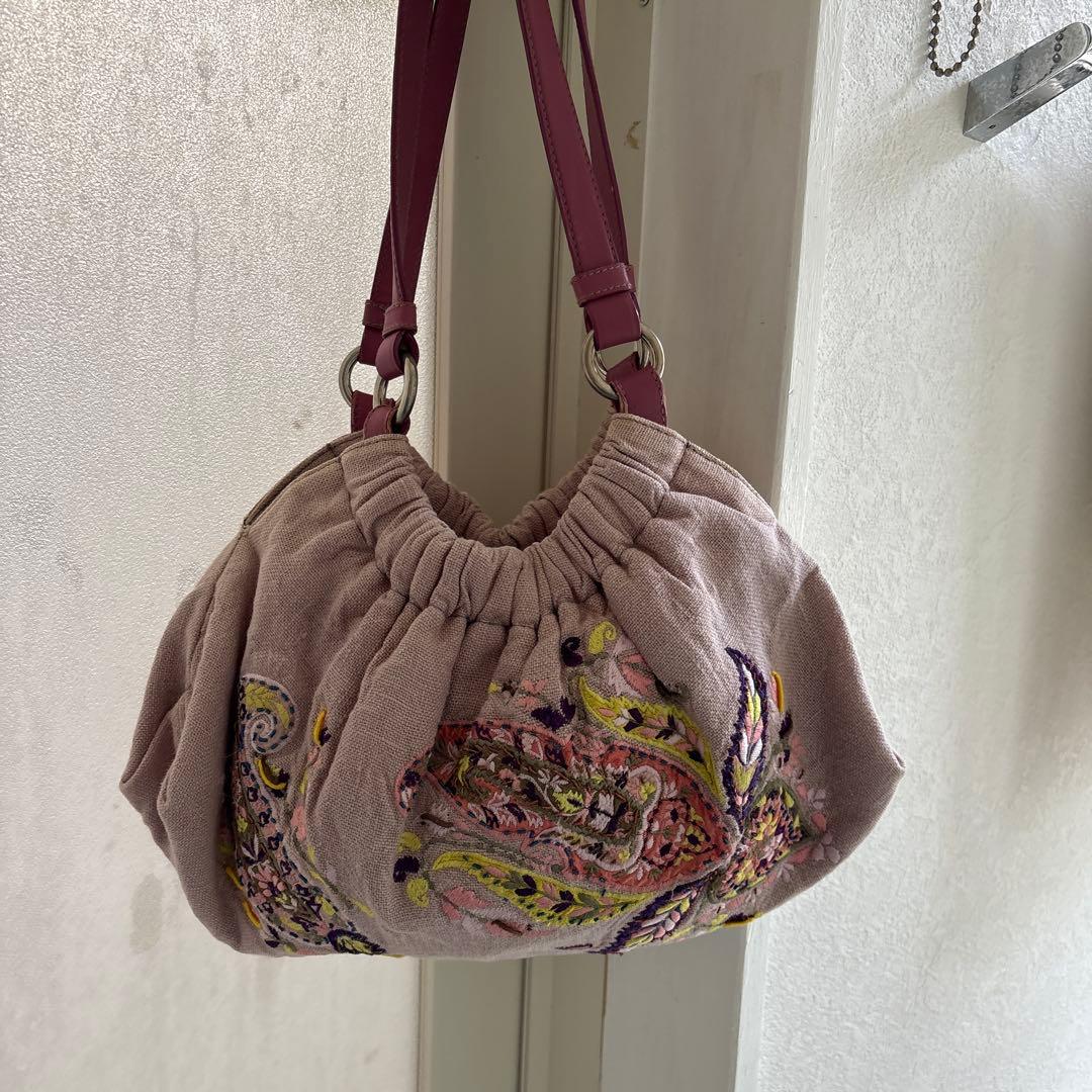 エトロの刺繍が素敵な麻のバックです。軽く使いやすいです。