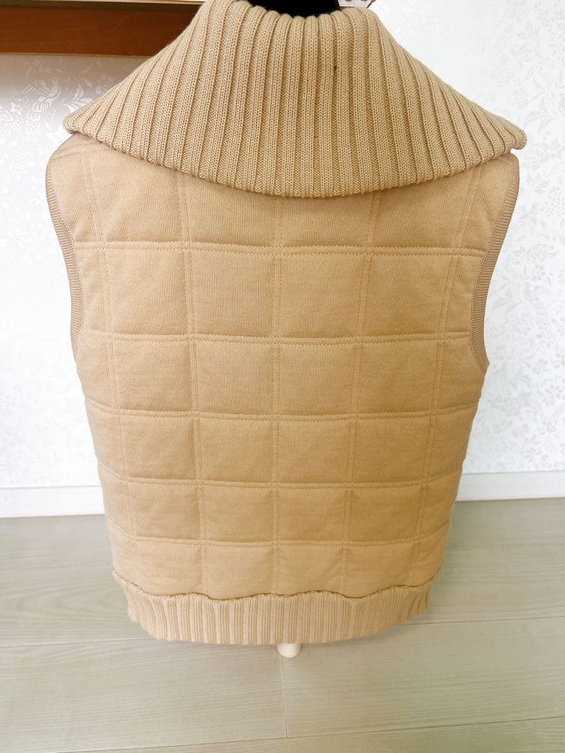 CHANELシャネルニットベスト【美品，レア商品】