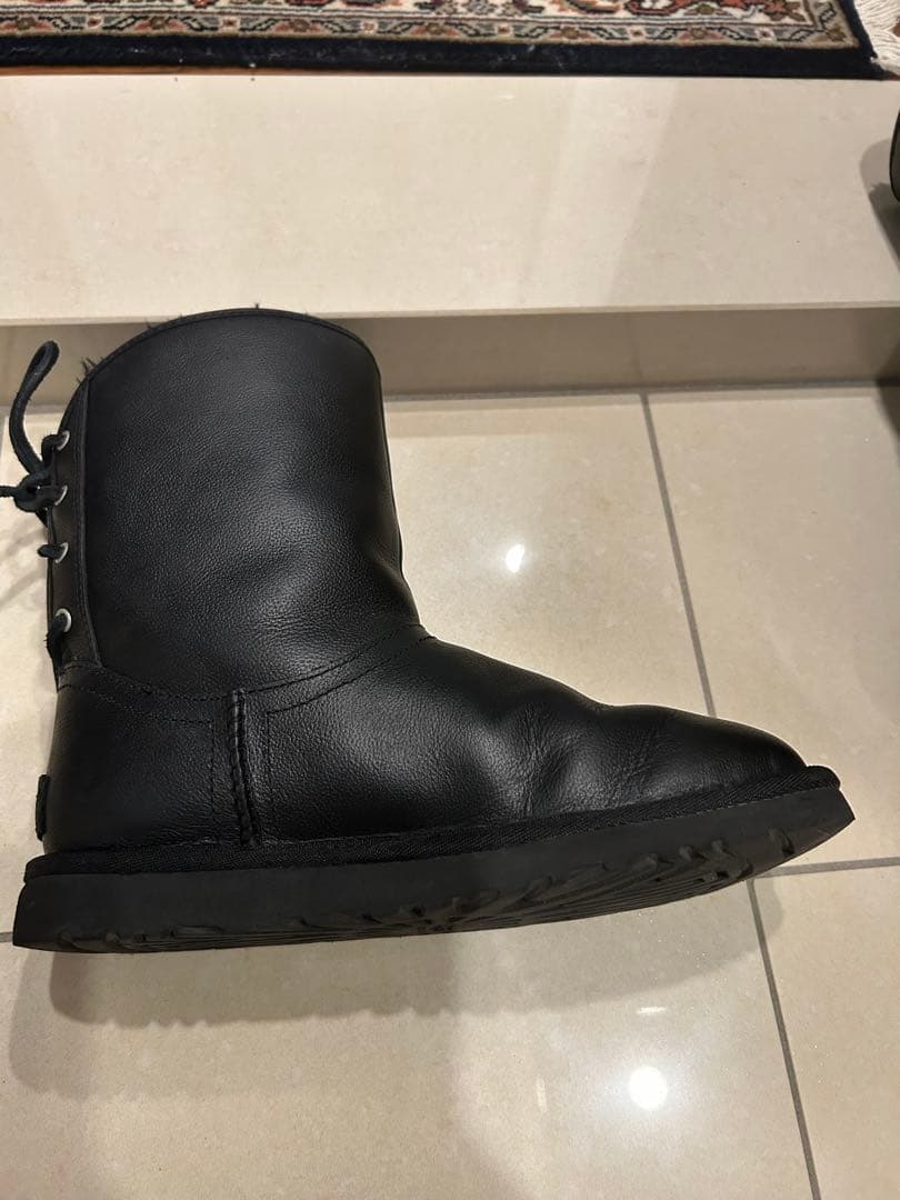 美品　UGG ブラックレザー ムートンブーツ　23 ㎝　定価3万円超え