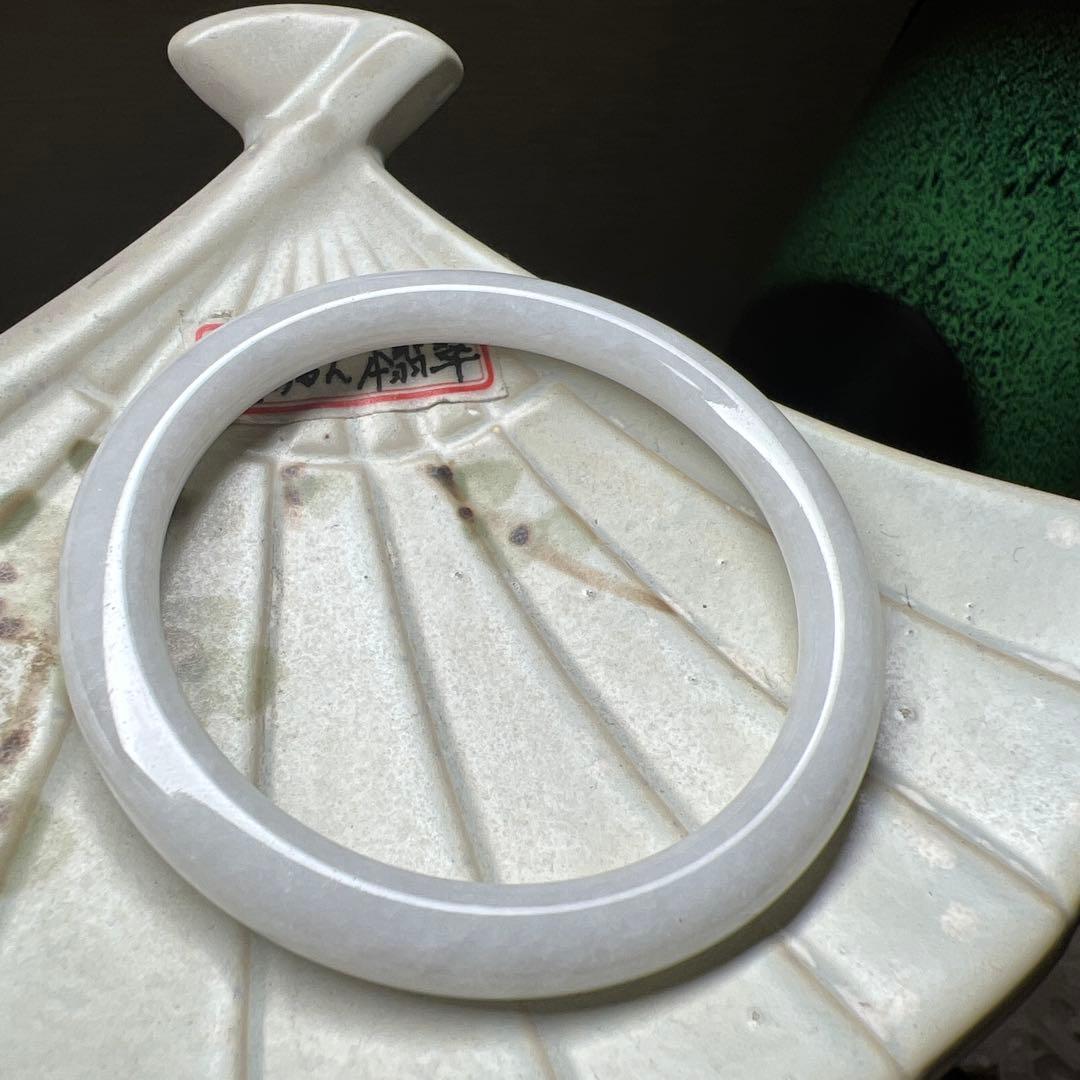 本翡翠、キメが細かい純白丸型バングル　〜57