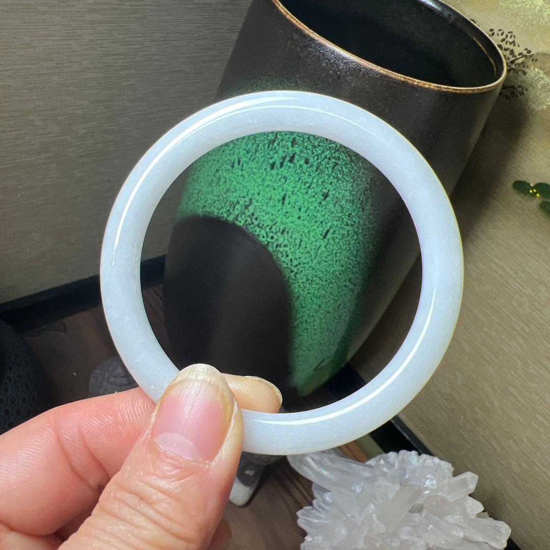 本翡翠、キメが細かい純白丸型バングル　〜57
