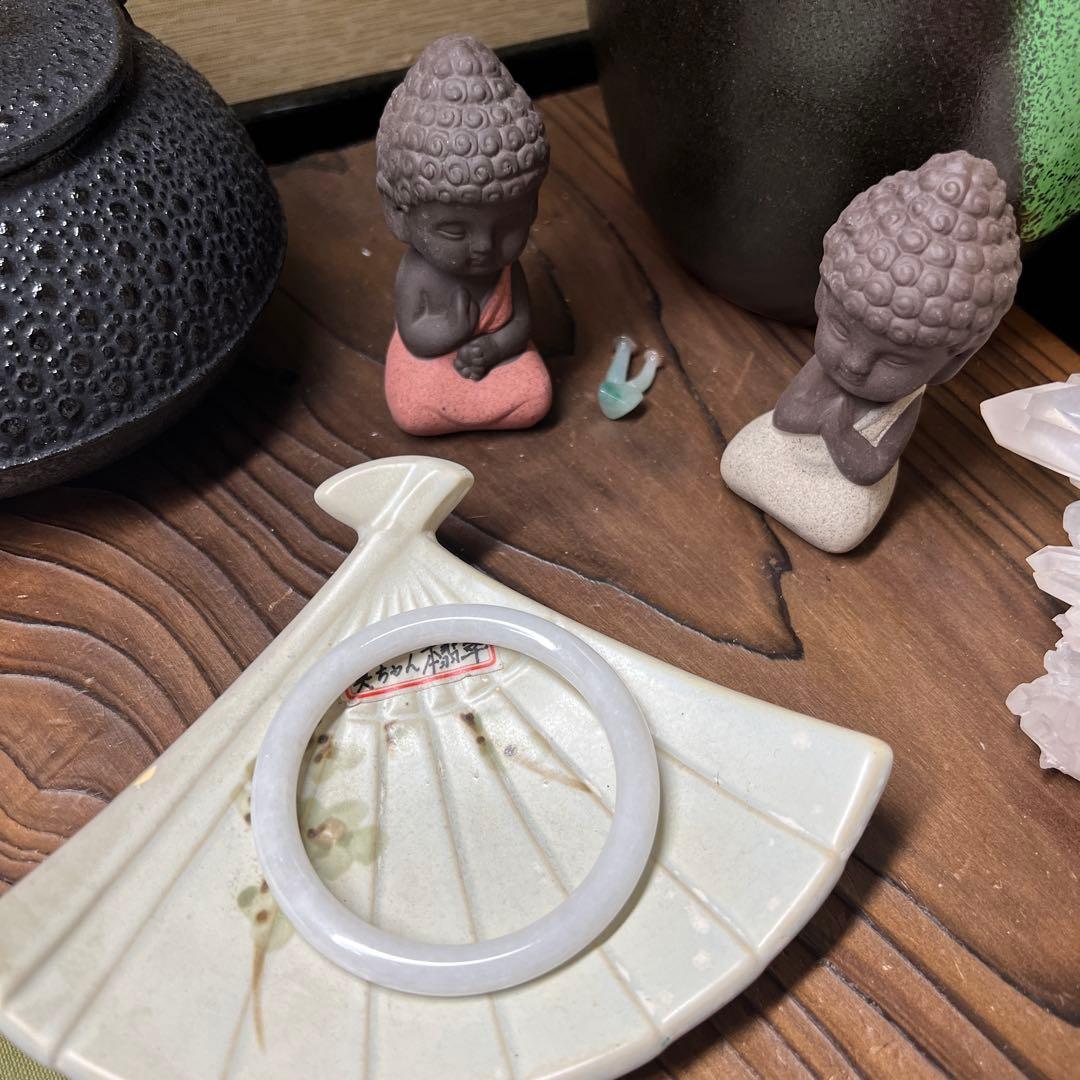 本翡翠、キメが細かい純白丸型バングル　〜57