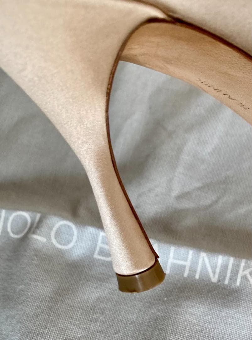 Manolo Blahnik ヌードベージュ サテン ビジューサンダル 35.5