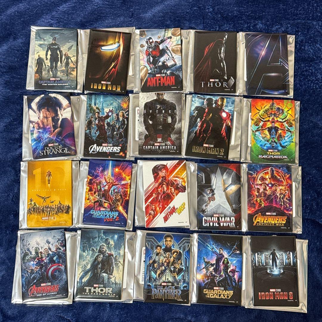 マーベルストア　アベンジャーズ　グッズ　缶バッジ　ポスターコレクション