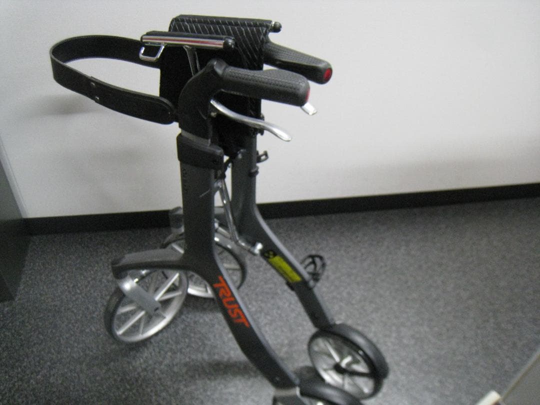 トラストケアウォーカー レッツフライ 歩行車 シルバーカー 竹虎