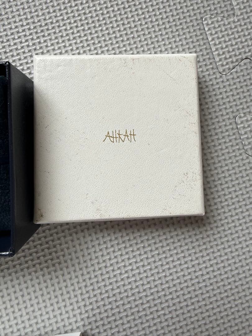 AHKAH ゴールドアルファベットRネックレス