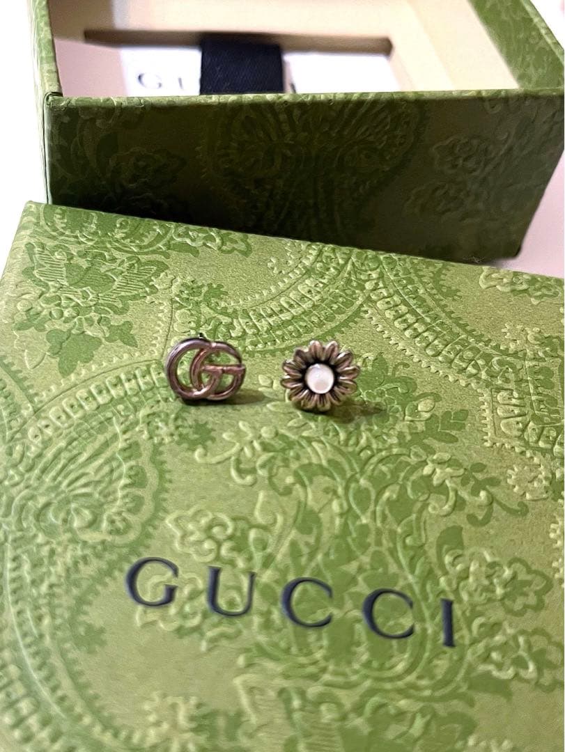 GUCCI シルバーピアス 花モチーフ GGロゴ　グッチ