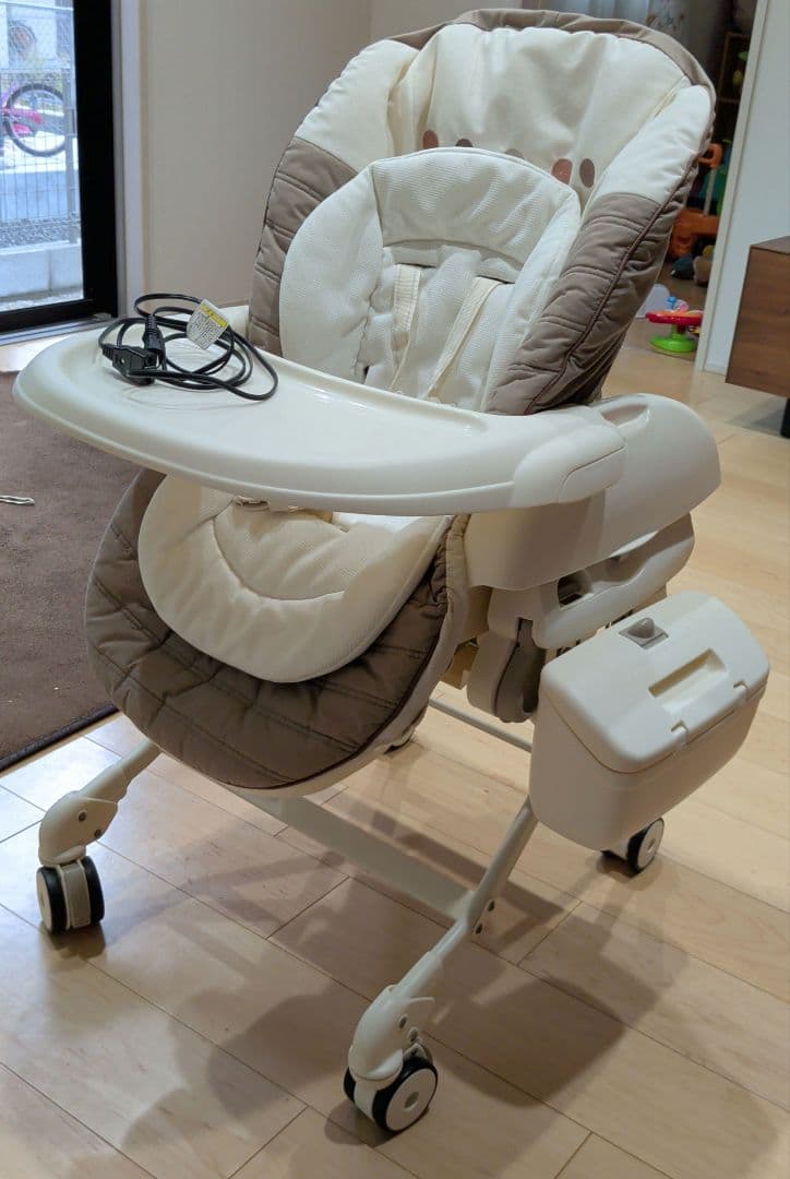 コンビ　ネムリラAT 電動ハイローチェア オートスウィングゆりかご クリーム色