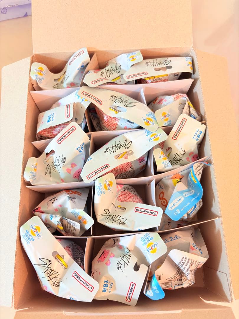 びっくらたまご　ストレイキッズ　箱買straykids スキズ　ふろふちころりん