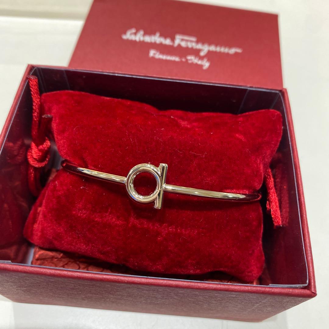 【新品未使用】フェラガモ ガンチーニ　シルバーバングル