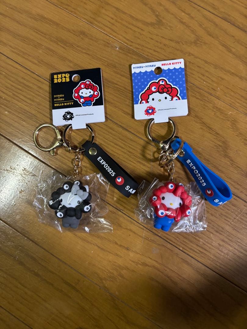 万博会場限定サンリオミャクミャク　キティーキーホルダー