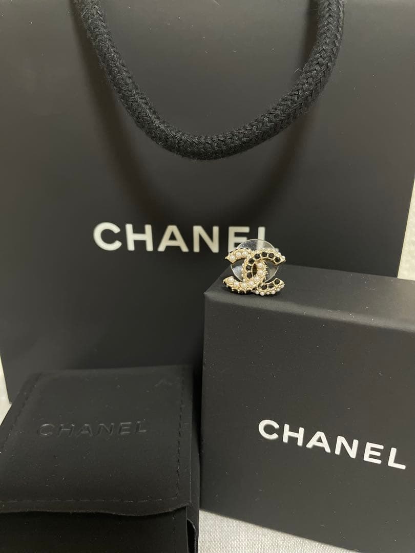 【美品】CHANEL正規品！CCロゴ ピアス(片耳)フランス製 ブラック✖️パール