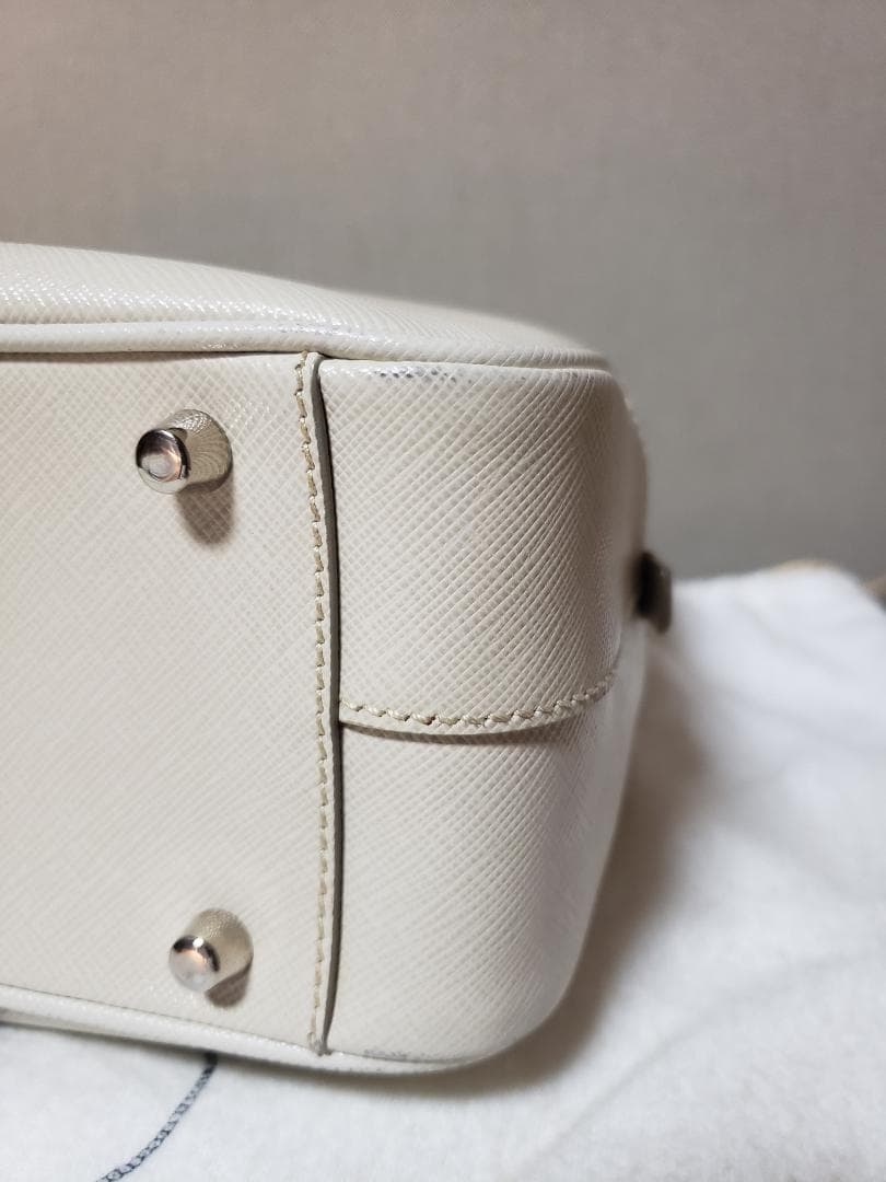 PRADA ガレリア サフィアーノ ミニバッグ　ホワイト