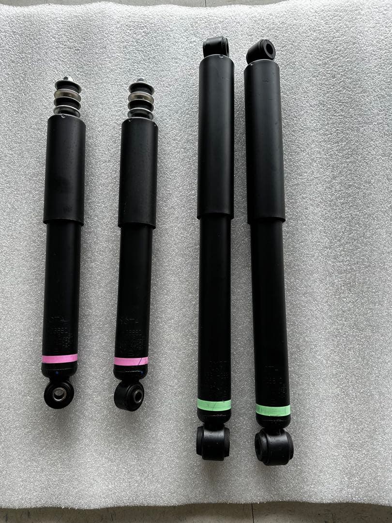 新車外し完全未使用　現行型200系ハイエース純正ショックアブソーバ1台分