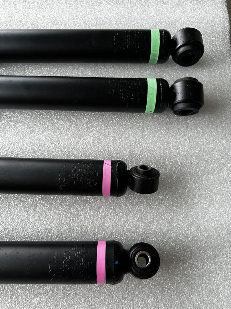 新車外し完全未使用　現行型200系ハイエース純正ショックアブソーバ1台分