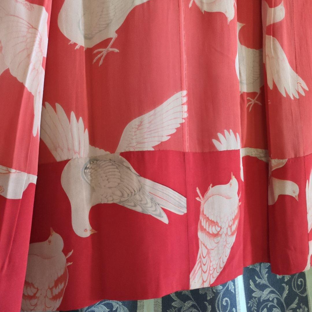 ぽ*ょ様 超珍品　正絹　超珍品極細縮緬　 赤地可愛い鳩沢山　長襦袢