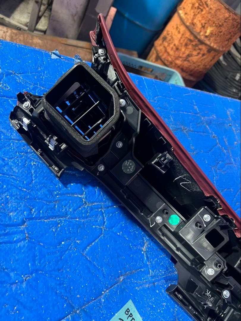 マツダ3 BPFJ3R エアコン吹き出しパネル　赤　※フォロー割OK