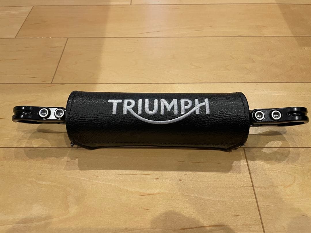 トライアンフ スクランブラー900パッド付きハンドルバーブレース（ブラック）