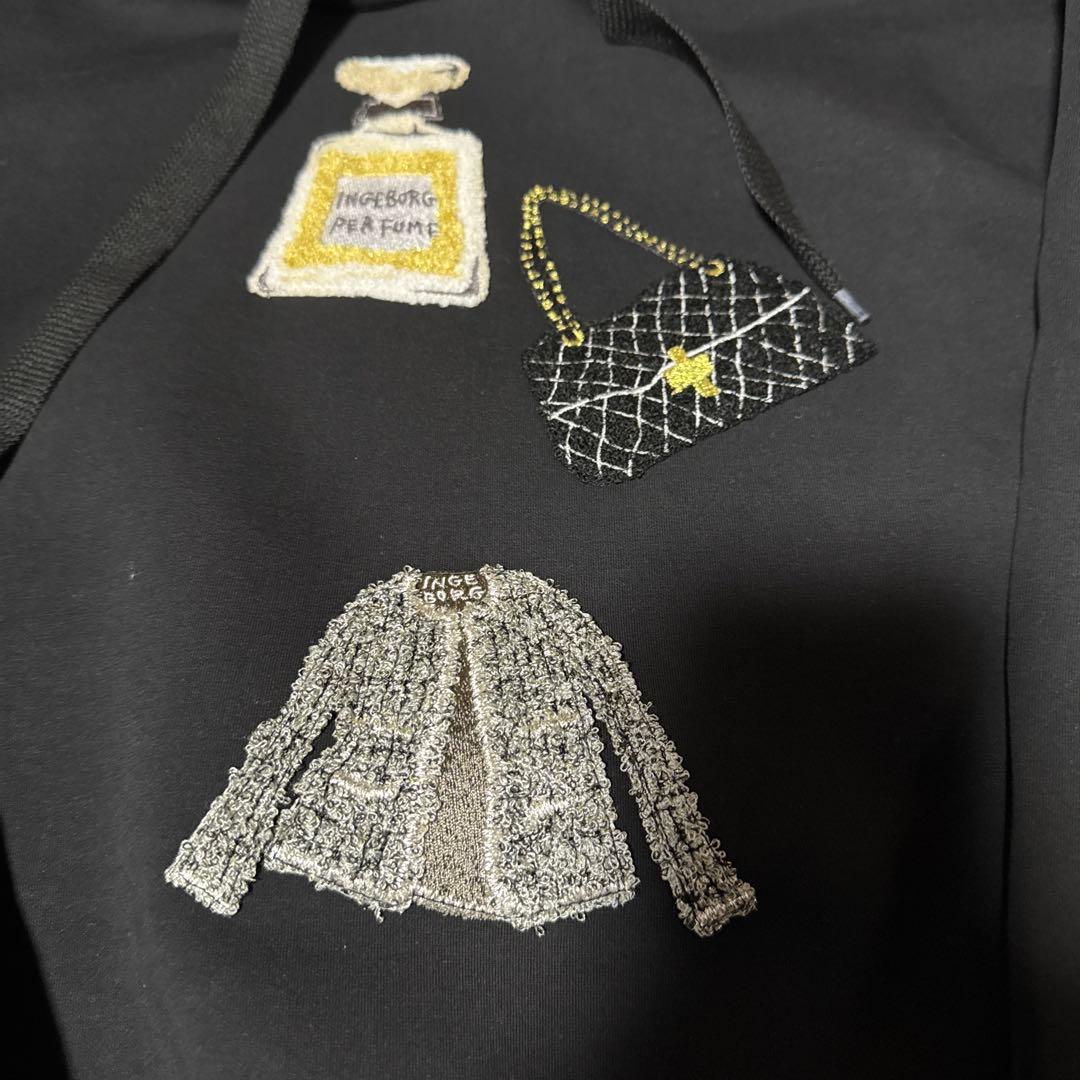 インゲボルグ　シグネチャーモチーフ刺繍フーディ　 ブラック