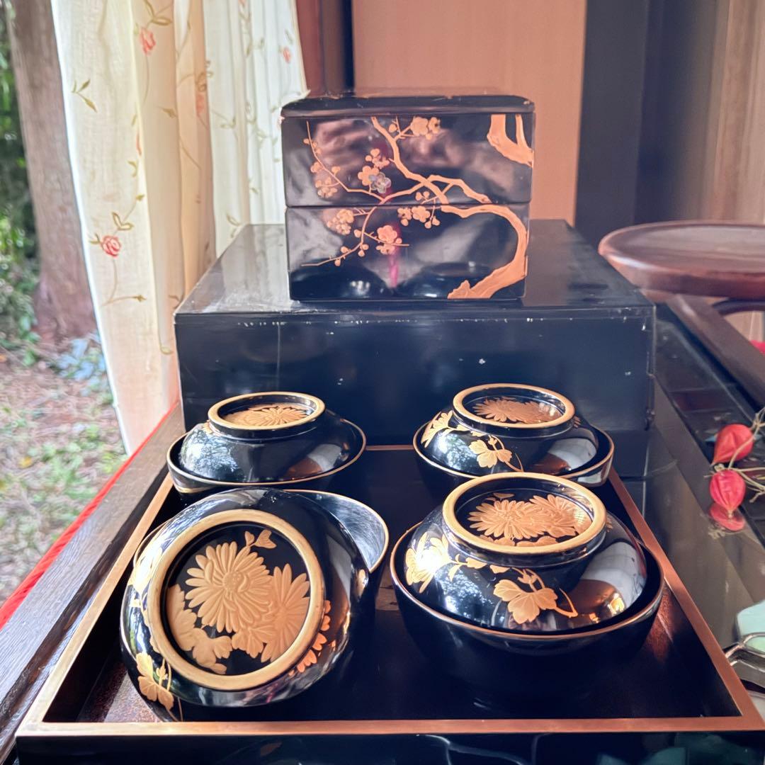 2215様感謝‼️めでたい吉兆JAPAN 特産　輪島塗天然木『菊&蝶』金縁黒椀2客