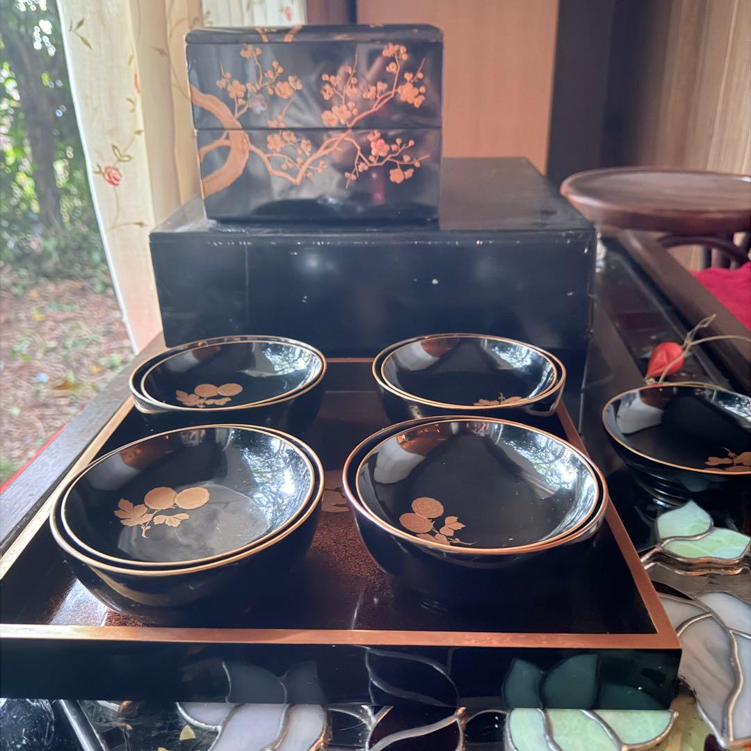 2215様感謝‼️めでたい吉兆JAPAN 特産　輪島塗天然木『菊&蝶』金縁黒椀2客