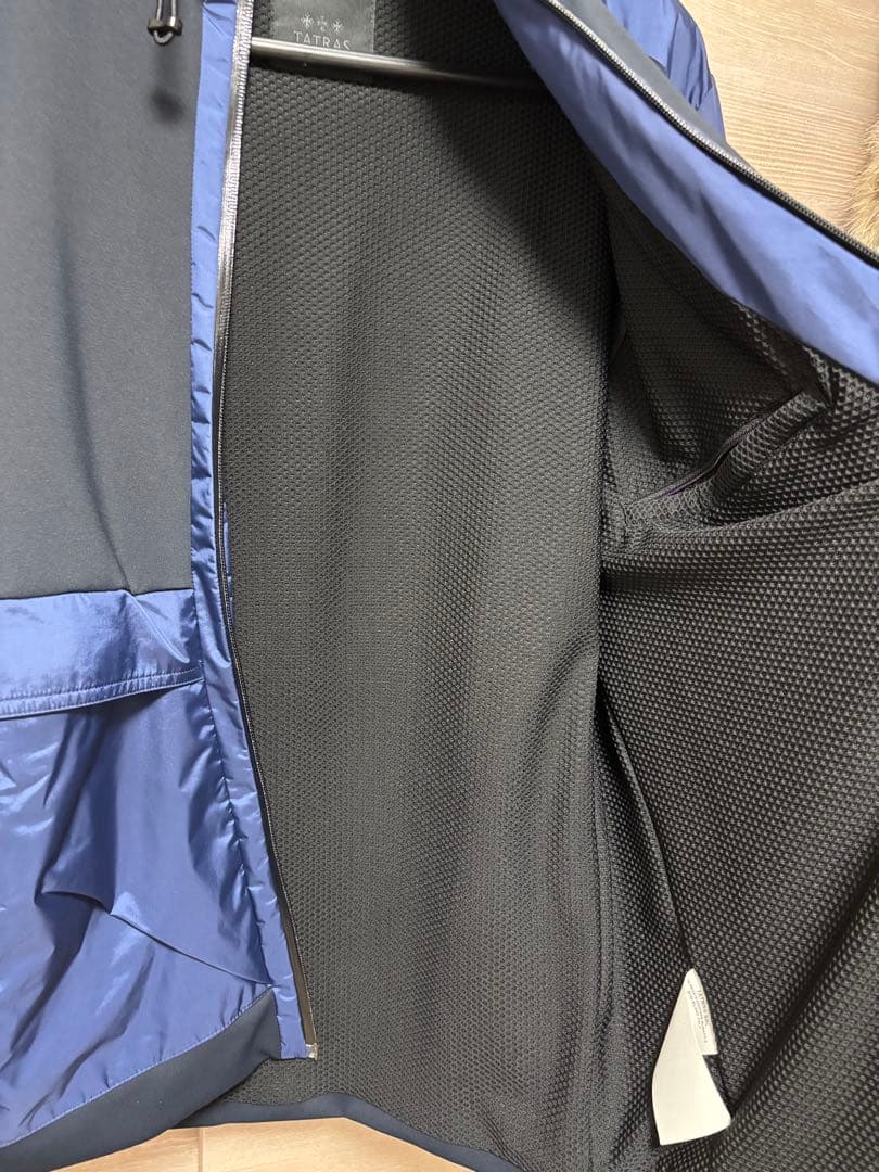極美品 大きいサイズ タトラス BIONE 異素材切替ナイロンジャケット 紺