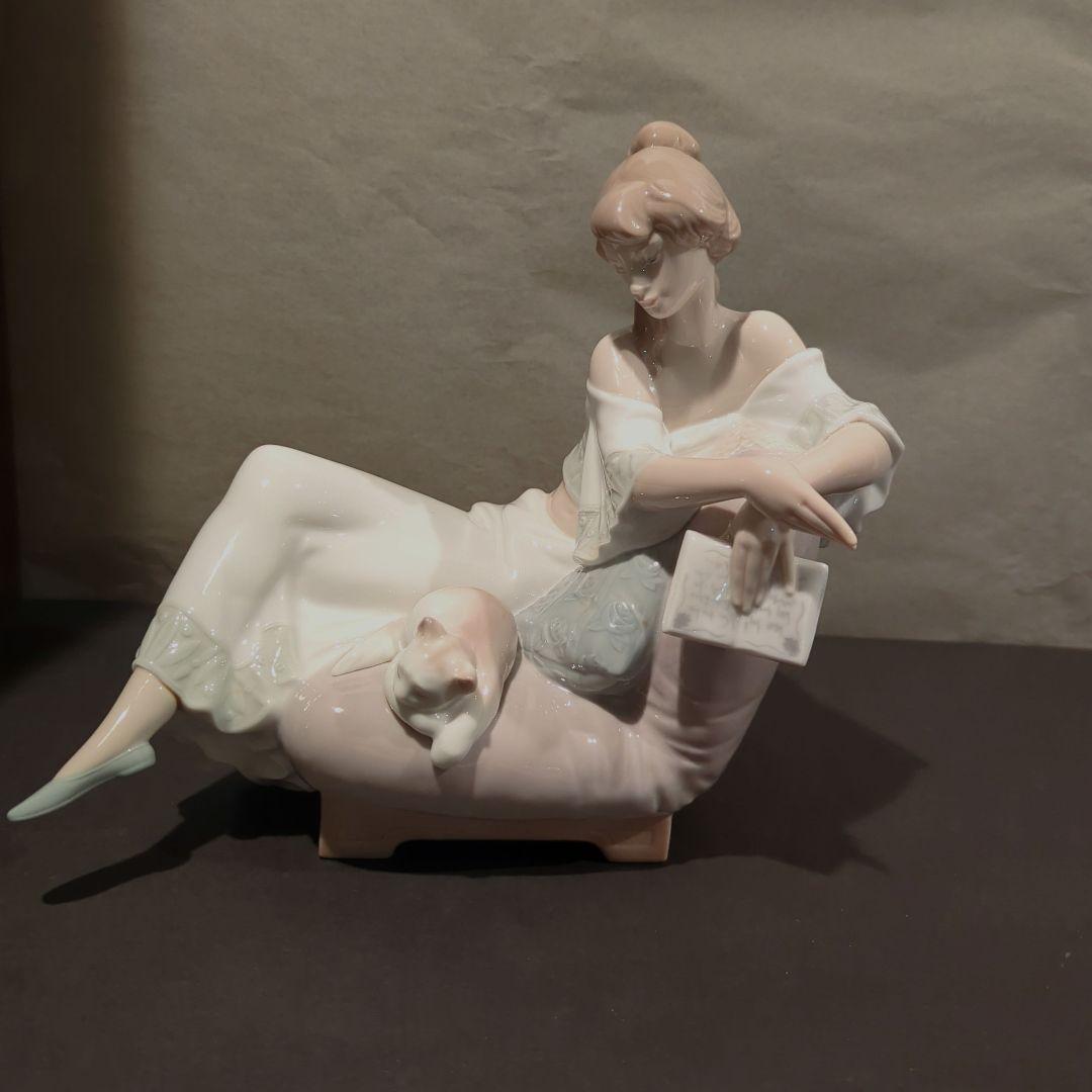 ♢LLADRO♢リヤドロ　 NO.6768　 読書のお供 　　女性と猫　読書
