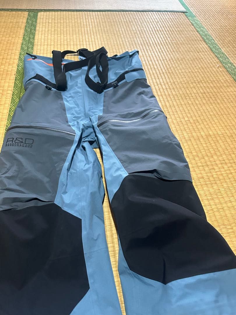 ピークパフォーマンス　Vertical Gore-Tex Proスキーウエア