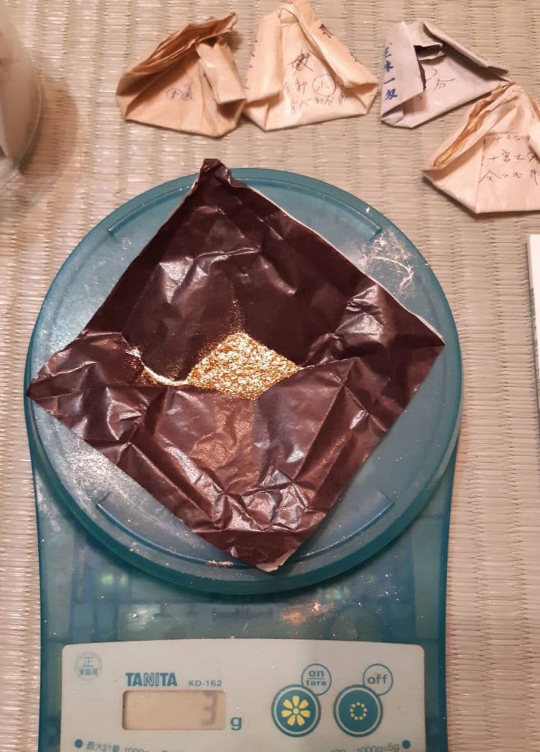 金箔　約560枚、金粉他