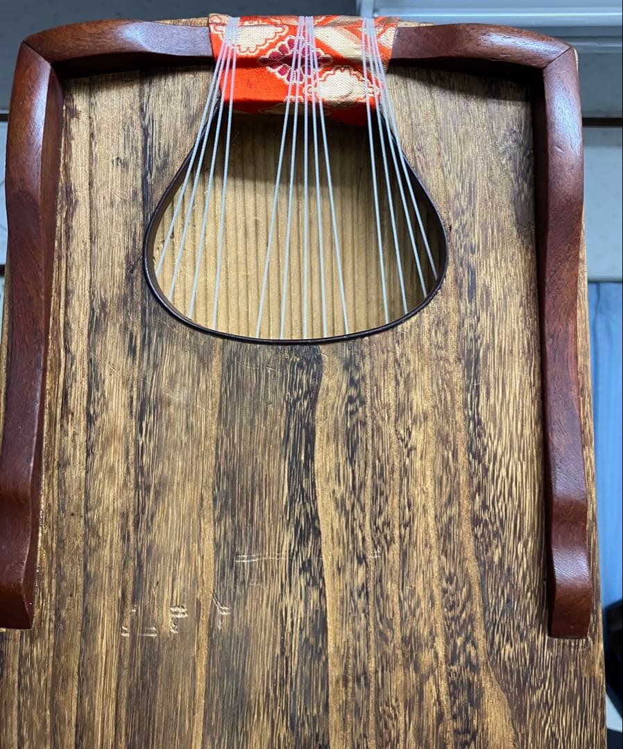 13弦お琴 並甲、すだれ掘り 琴柱、猫足他一式付き 弦も新しく、傷も少ない