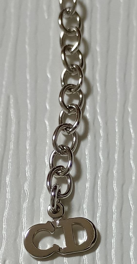 【クリスチャン・ディオール】Ｖモチーフ　ネックレス　シルバーカラー