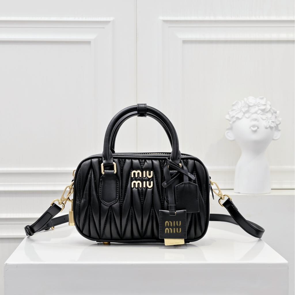 ブラック キルティングショルダーバッグ