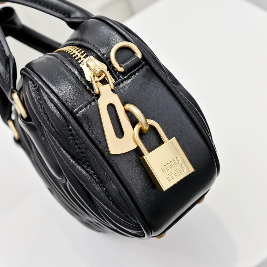 ブラック キルティングショルダーバッグ