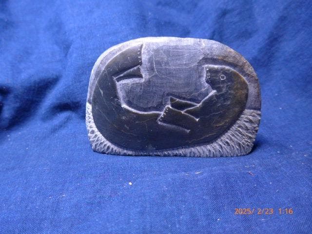 貴重なカナディアン　イヌイット／エスキモーのアザラシの石彫です