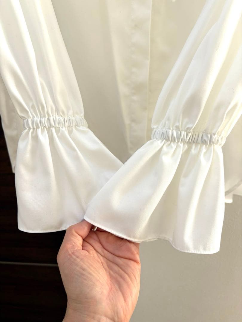 UNITED ARROWS フリルカラーフレアスリーブブラウス　オフホワイト