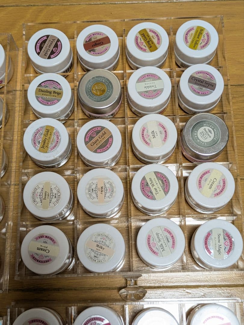 【今月中のみ出品】カラージェル♥　200色　まとめ売り　ケース付　大量　たくさん