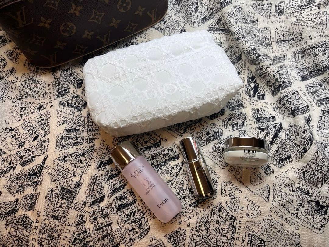 Dior スキンケア トライアルセット　最新ノベルティーポーチ　ギフトbox付き
