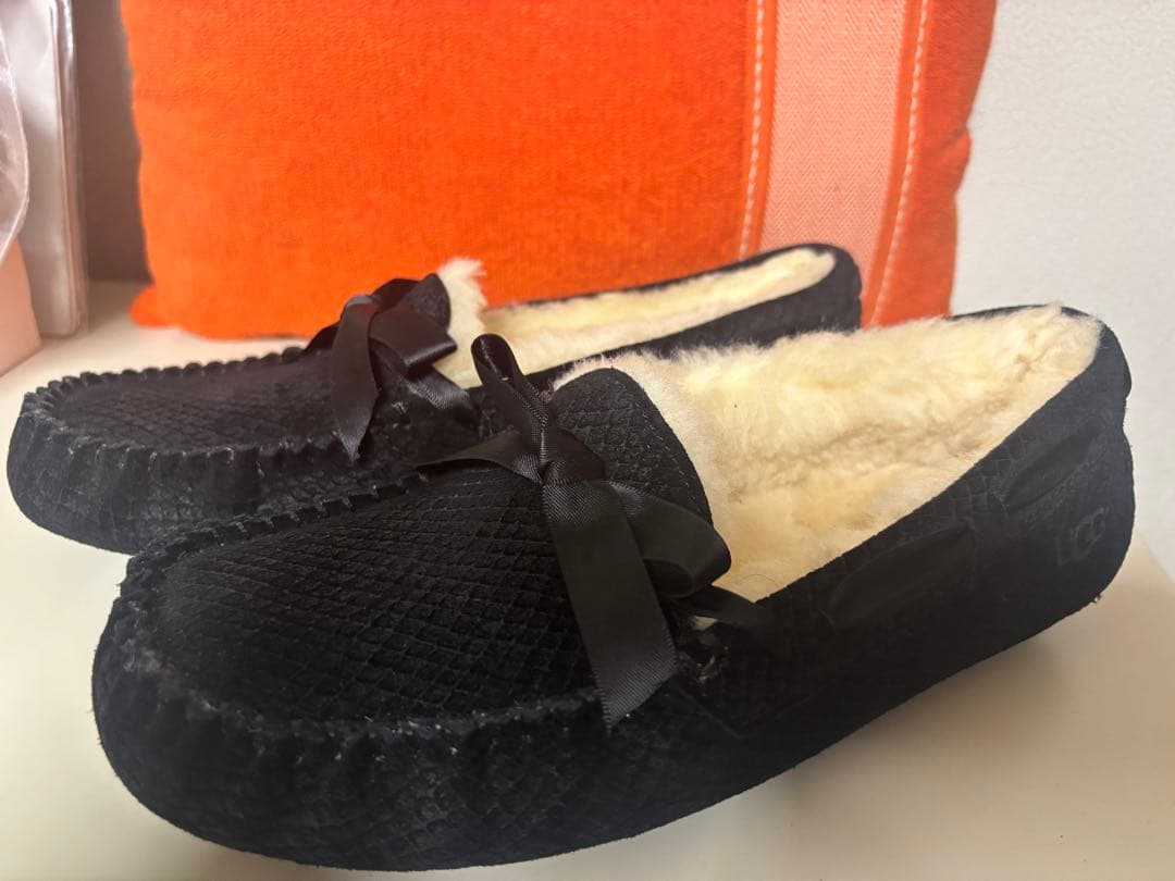 ★UGG 黒リボン付きモカシン★新品未使用