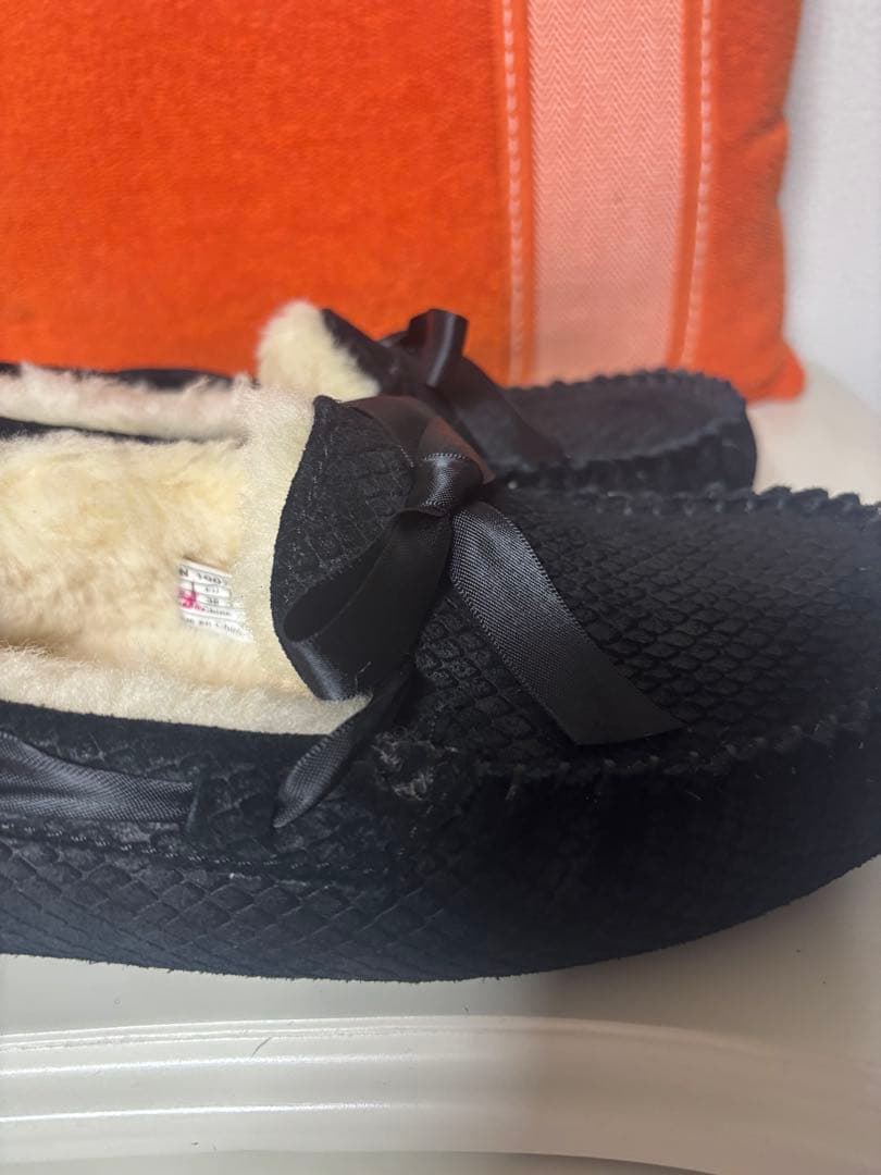 ★UGG 黒リボン付きモカシン★新品未使用