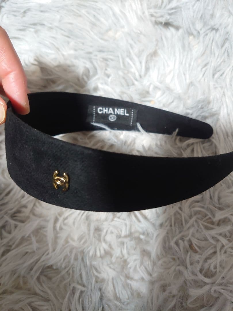 新品シャネルスエードカチューシャ黒ノベルティゴールドロゴヘアバンド