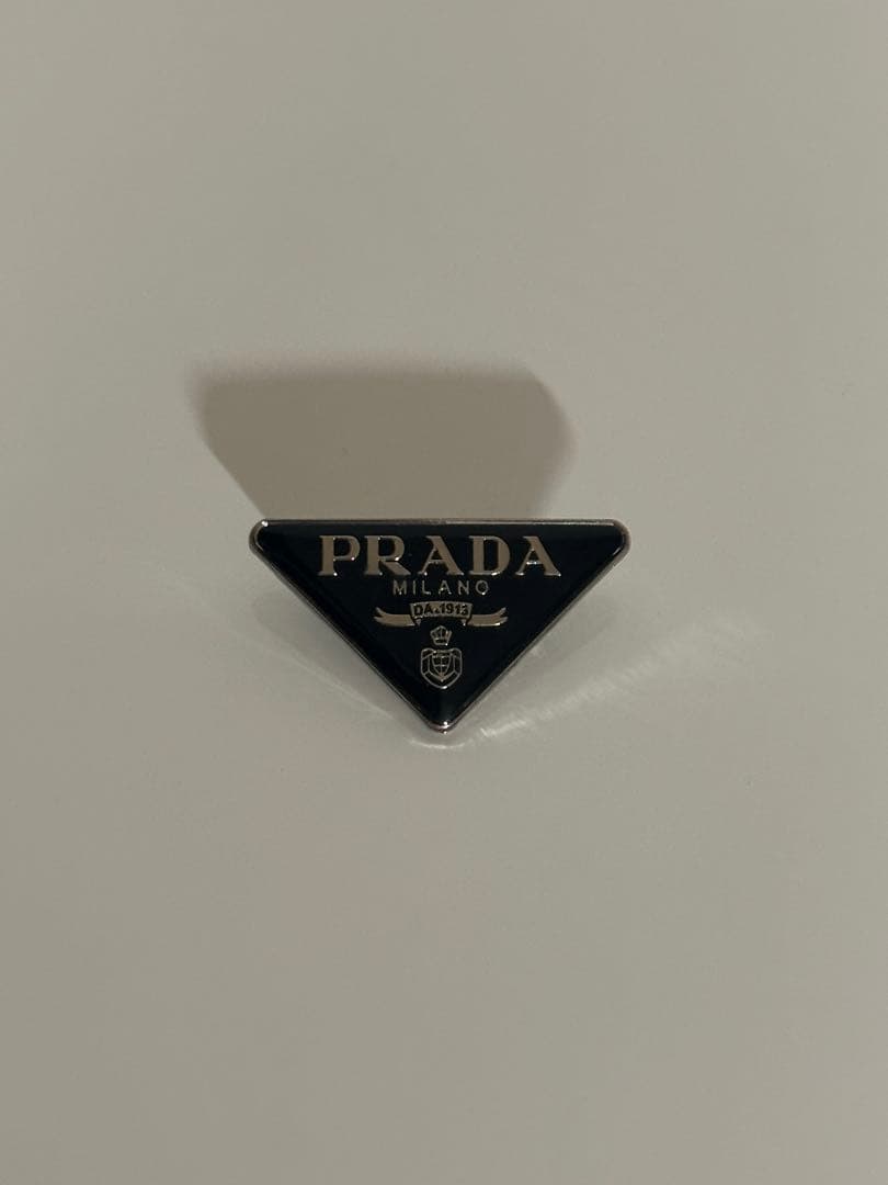 PRADA ピンブローチ