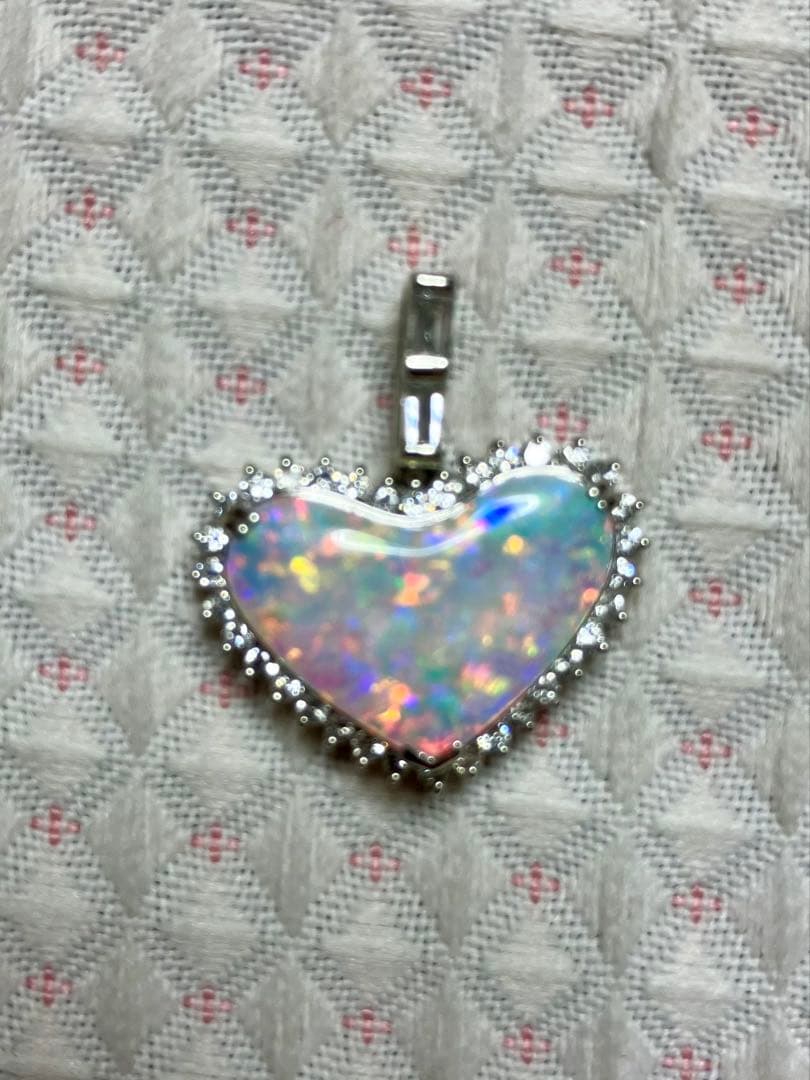 pt900＊美しいハートのオパール＆ダイヤ取り巻きペントップです