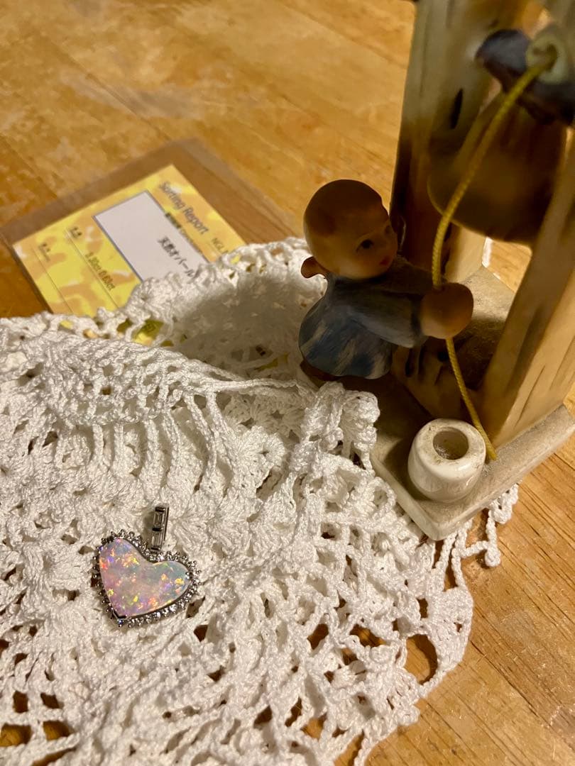 pt900＊美しいハートのオパール＆ダイヤ取り巻きペントップです