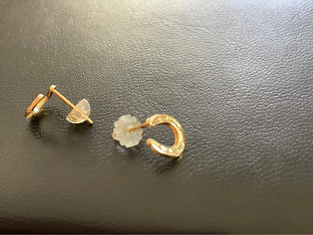 18金　ゴールド ホースシュー型 ピアス(両耳用)