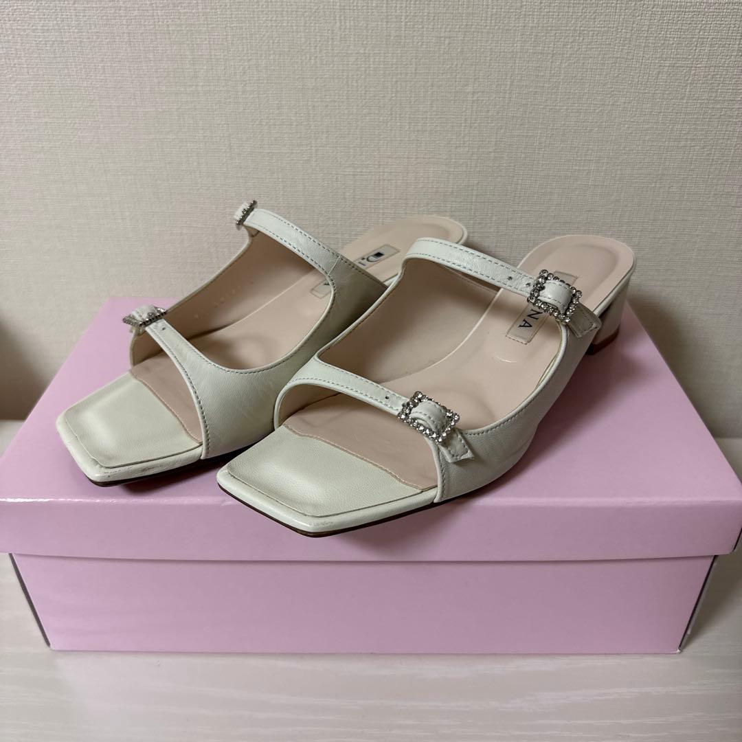 DIANA 繊細なビジューバックルが輝く♪ストリングミュール