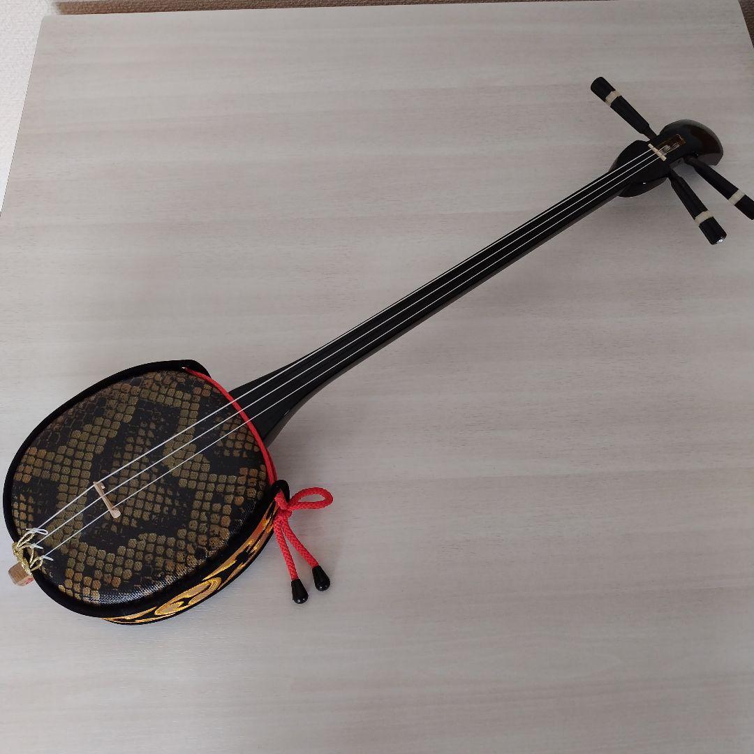 三線本体 黒と金の装飾 3弦