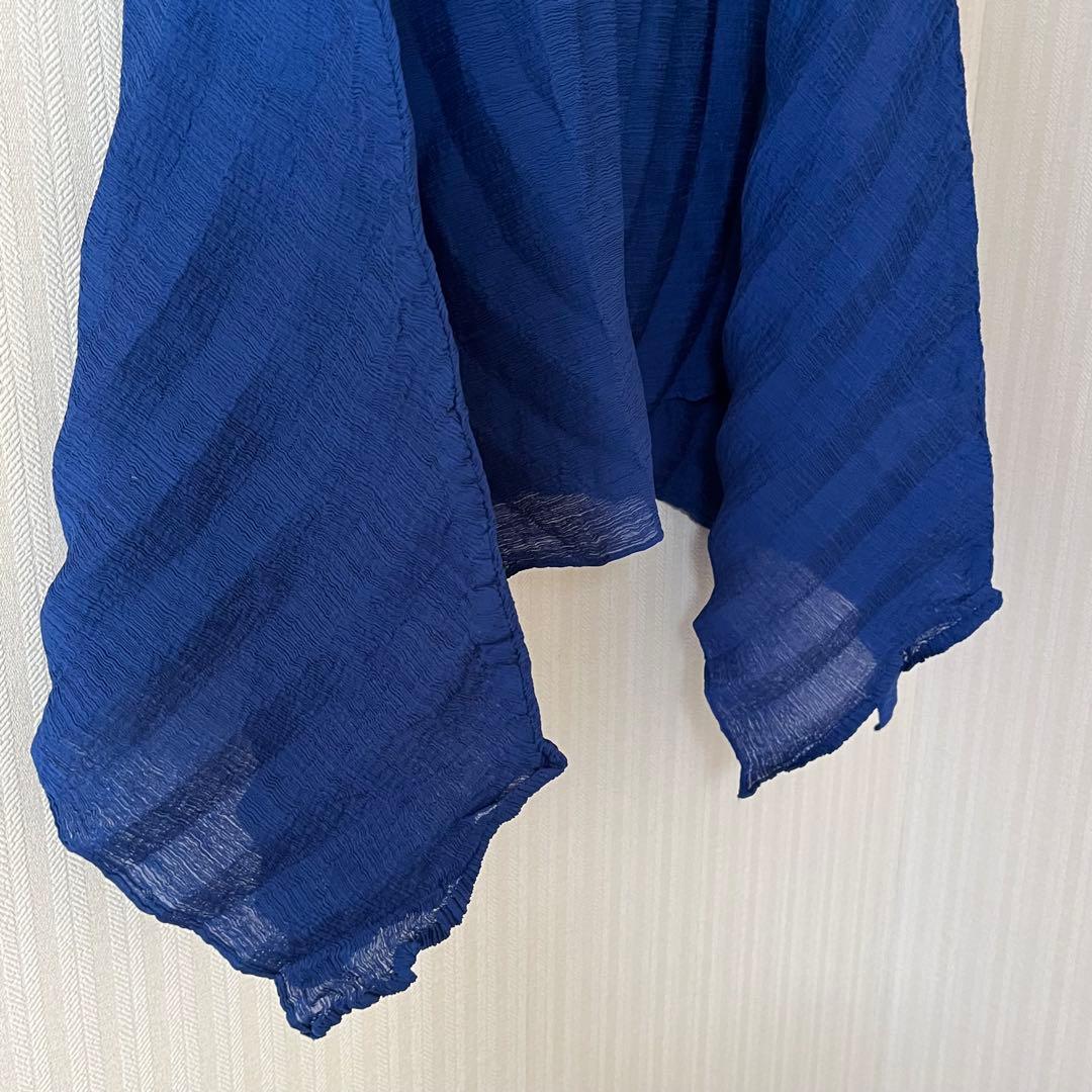 meイッセイミヤケ　シースルークレープ ノースリーブトップス　ブルー