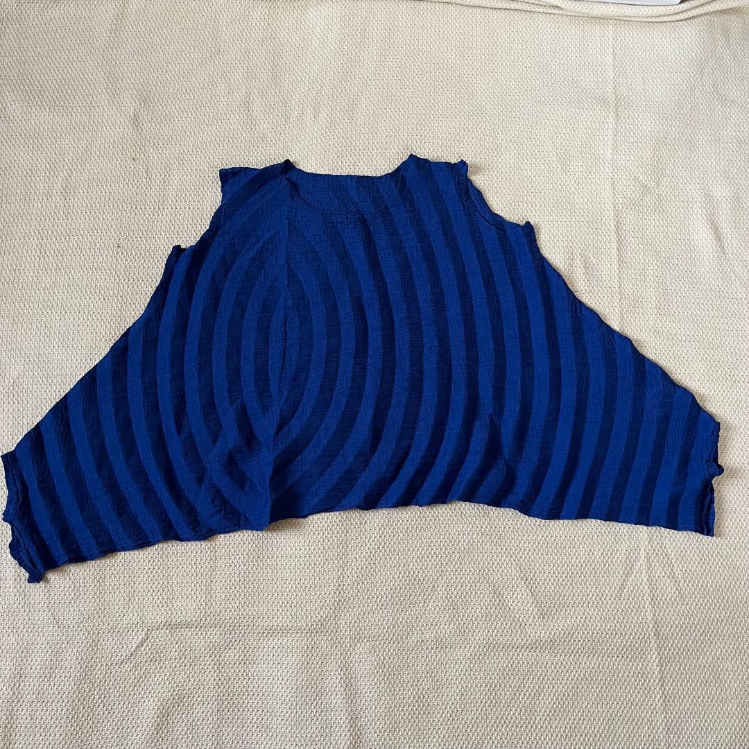 meイッセイミヤケ　シースルークレープ ノースリーブトップス　ブルー